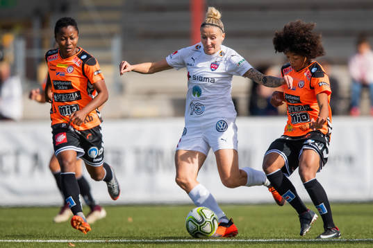 Kristianstads Ogonna Chukwudi och Evelina Duljan i en duell