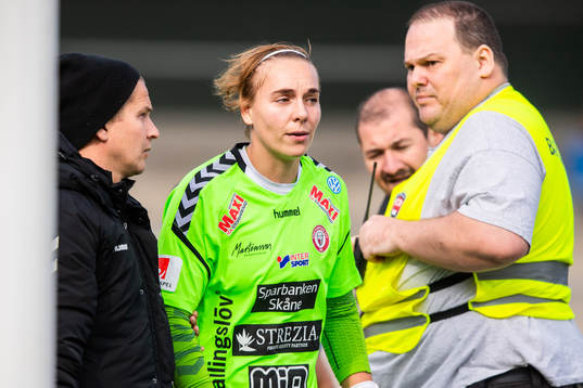 Kristianstads målvakt Brett Maron skadar sig