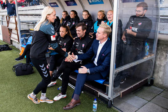 Kristianstads tränare Elisabet Gunnarsdottir hälsar på