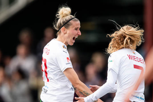 Rosengårds Anja Mittag och Ebba Wieder jublar