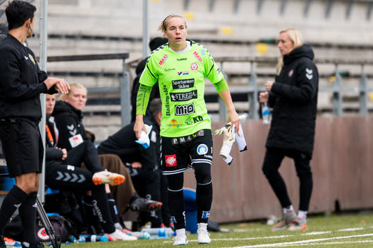 Kristianstads målvakt Brett Maron lämnar planen skadad