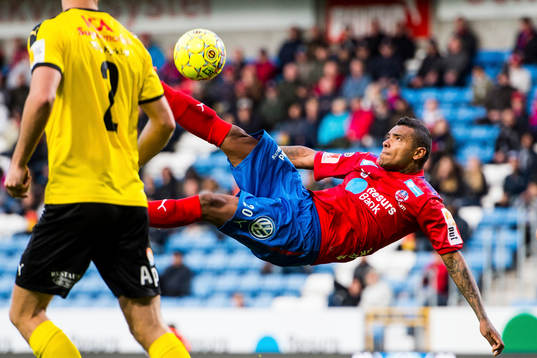 Helsingborgs Wanderson Do Carmo försöker sig på en
