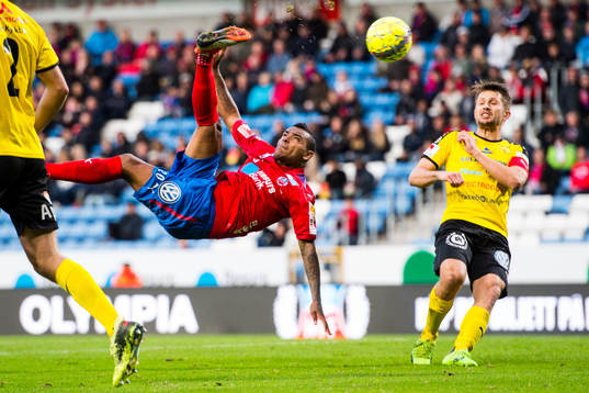 Helsingborgs Wanderson Do Carmo försöker sig på en
