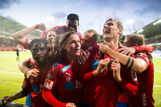 Helsingborgs Andri Runar  Bjarnason jublar med Mamudu Moro