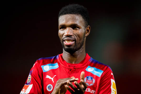 Helsingborgs Mohammed Abubakari tackar publiken
