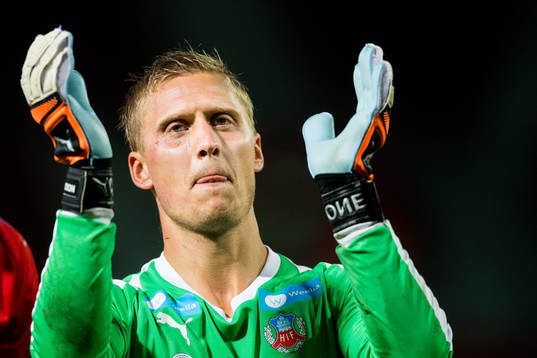 Helsingborgs målvakt Pär Hansson tackar publiken