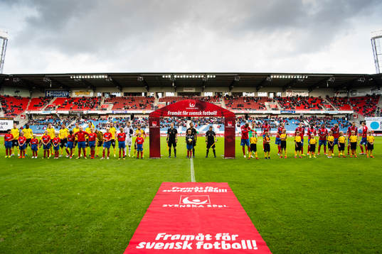 Spelarna står uppställda