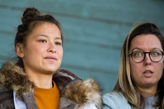 Alexandra Lowe Riley och Lina Nilsson på läktaren