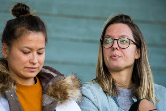 Alexandra Lowe Riley och Lina Nilsson på läktaren