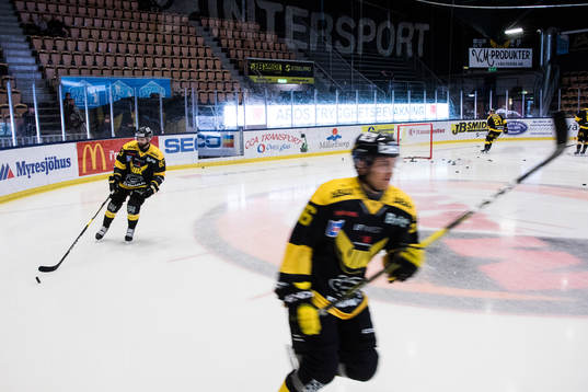 Spelare i Västerås värmer upp innan ishockeymatchen i