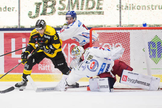 Västerås Fredrik Hetta och Oskarshamns målvakt Adam