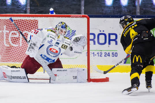 Oskarshamns målvakt Adam Åhman räddar ett skott från