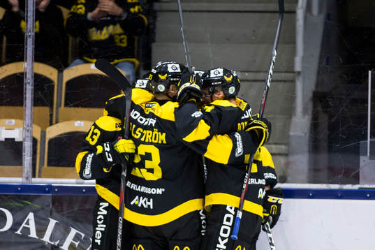 Västerås Kalle Östman jublar med sina lagkamrater