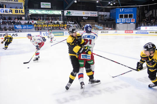 Västerås Marcus Bergman tacklar Oskarshamns Filip