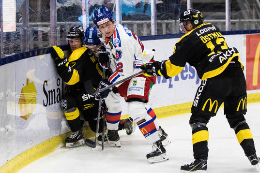 Närkamp vid sargen mellan Oskarshamns John Dahlström och