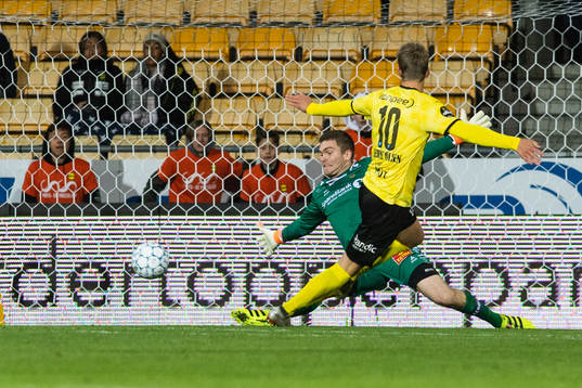 Thomas Lehne Olsen of Lillestrøm with a chance against