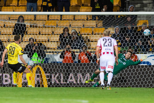 Arnor Smarason of Lillestrøm scores 1-0 from a penalty