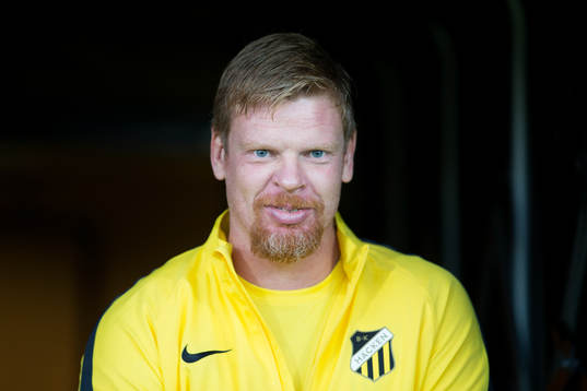 Häckens målvakt Christoffer Källqvist på väg in för