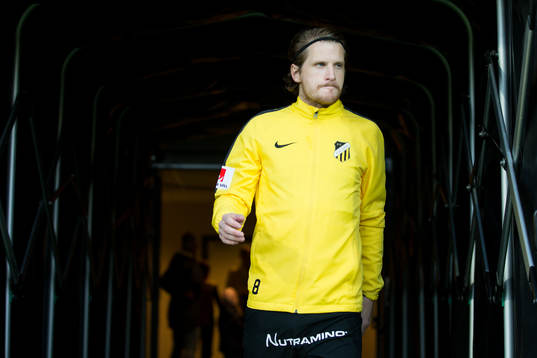 Häckens Erik Friberg på väg in för att värma upp innan