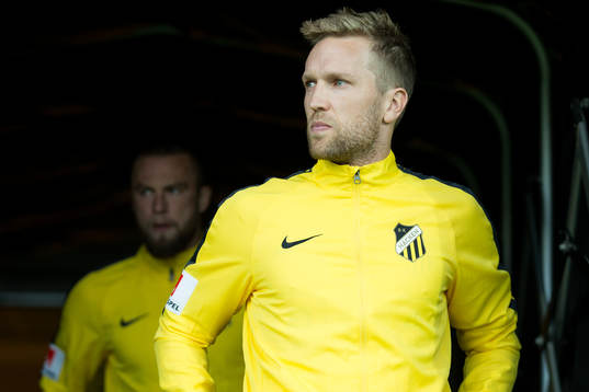 Häckens Rasmus Lindgren på väg in för att värma upp