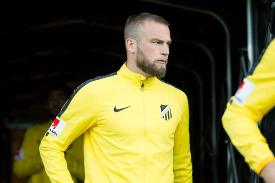 Häckens Alexander Faltsetas på väg in för att värma