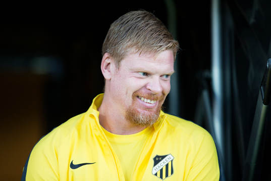 Häckens målvakt Christoffer Källqvist på väg in för