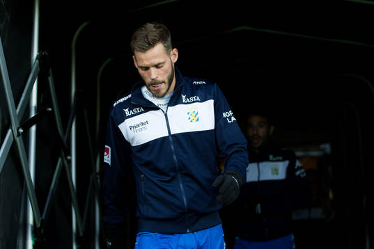 IFK Göteborgs Emil Salomonsson på väg in för att värma