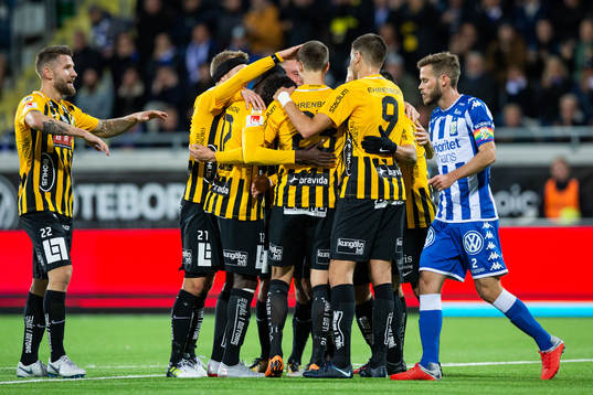 Häckens Viktor Lundberg jublar med lagkamrater