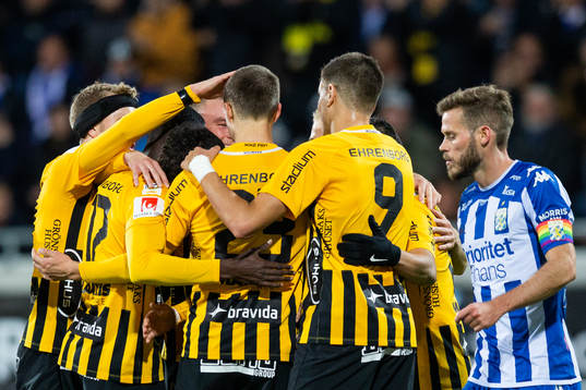 Häckens Viktor Lundberg jublar med lagkamrater