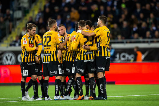 Häckens Viktor Lundberg jublar med lagkamrater