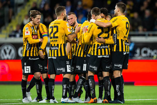 Häckens Viktor Lundberg jublar med lagkamrater