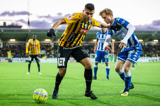 Häckens Paulinho och IFK Göteborgs Victor Wernersson i
