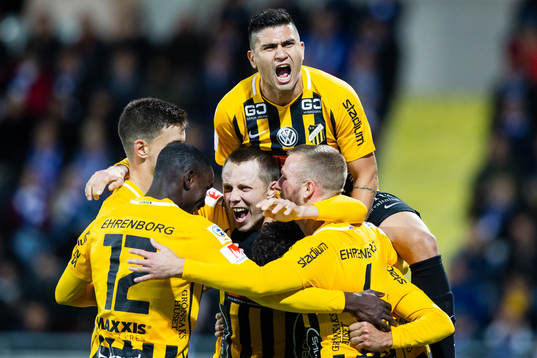 Häckens Daleho Irandust (mitten ej synlig) jublar med