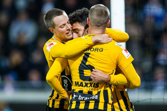 Häckens Daleho Irandust (mitten) jublar med lagkamrater