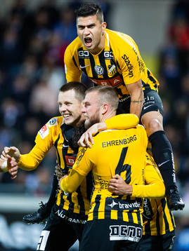 Häckens Daleho Irandust (mitten ej synlig) jublar med