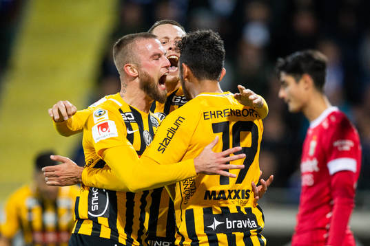 Häckens Daleho Irandust (ryggen mot kameran) jublar med
