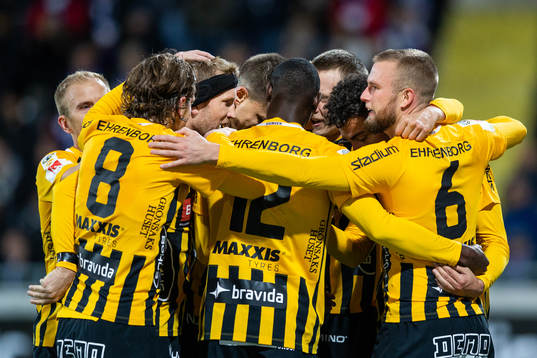 Häckens Daleho Irandust (mitten ej synlig) jublar med