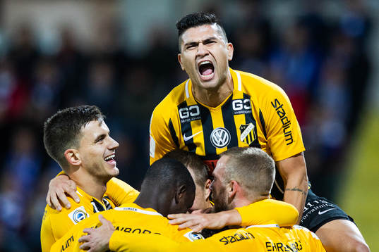 Häckens Daleho Irandust (mitten ej synlig) jublar med