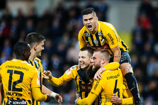 Häckens Daleho Irandust (mitten ej synlig) jublar med
