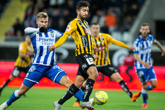 IFK Göteborgs Carl Starfelt och Häckens Daleho Irandust