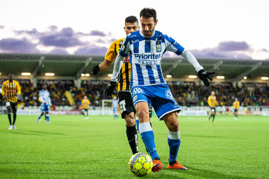 IFK Göteborgs André Calisir och Häckens Paulinho i kamp