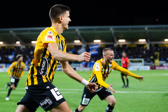 Häckens Alexander Jeremejeff jublar
