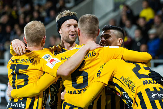 Häckens Viktor Lundberg (till höger) jublar med Kari