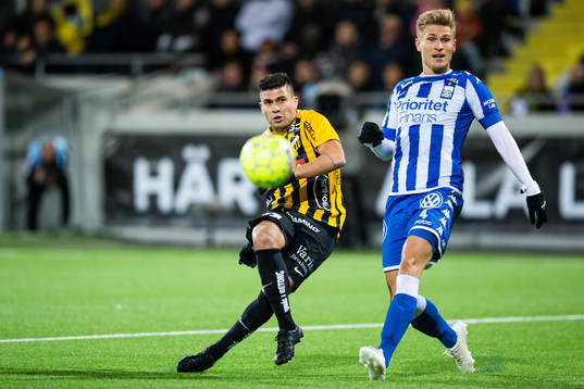 Häckens Paulinho skjuter och IFK Göteborgs Carl Starfelt