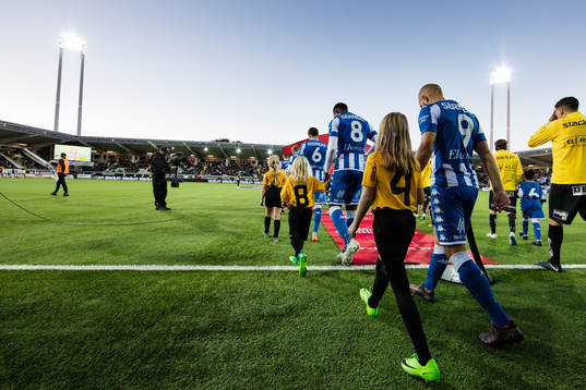 Lagen på väg in för line up innan fotbollsmatchen i
