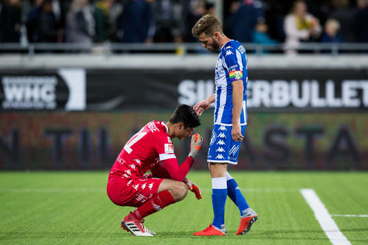 IFK Göteborgs målvakt Tom Amos och Emil Salomonsson deppar