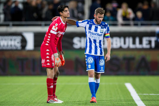 IFK Göteborgs målvakt Tom Amos och Emil Salomonsson deppar