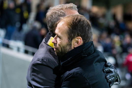 Häckens tränare Andreas Alm kramas om av Häckens