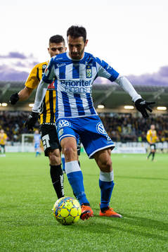 IFK Göteborgs André Calisir före Häckens Paulinho