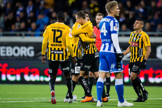 Häckens Viktor Lundberg jublar med lagkamrater